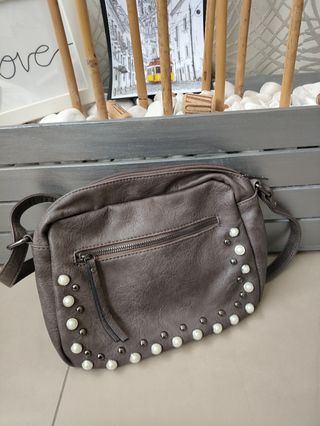 Bolso marrón con perlas piel bandolera