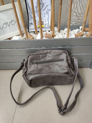 Bolso marrón con perlas piel bandolera
