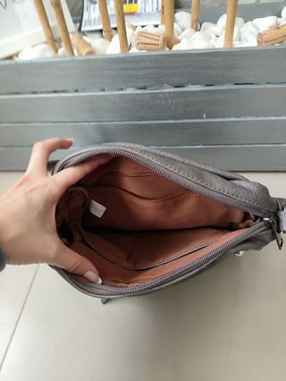 Bolso marrón con perlas piel bandolera
