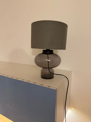 Lámpara de mesa gris - Moderna