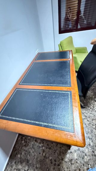 Escritorio madera maciza y piel, artículo de lujo.
