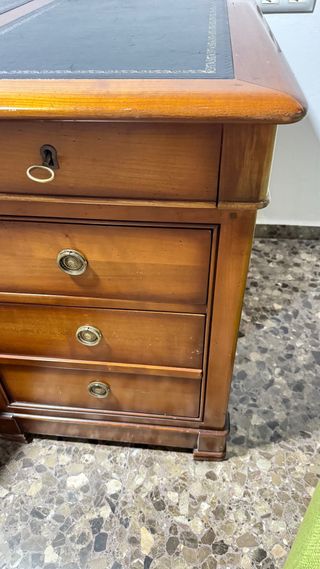 Escritorio madera maciza y piel, artículo de lujo.