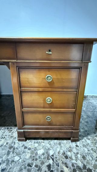 Escritorio madera maciza y piel, artículo de lujo.