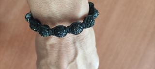 Pulsera negra con cuentas