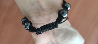 Pulsera negra con cuentas