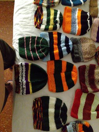 100 cappelli in lana fatti a mano