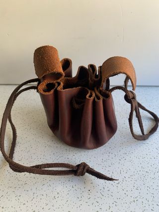 Bolsita piel marrón + monedero