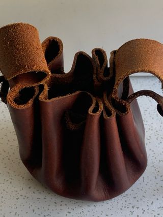 Bolsita piel marrón + monedero