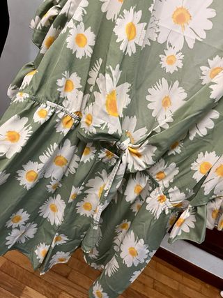 Mono verde de flores 
