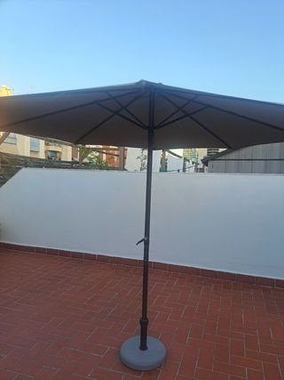 Sombrilla terraza  con pie y funda incluidos.