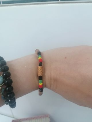 Pulsera con colores rasta. 