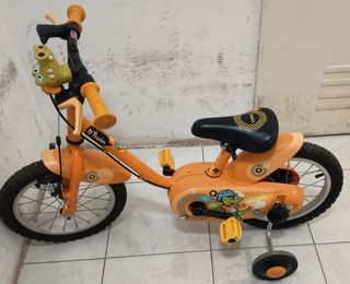 Bicicleta Btwin naranja para niños.