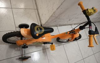 Bicicleta Btwin naranja para niños.