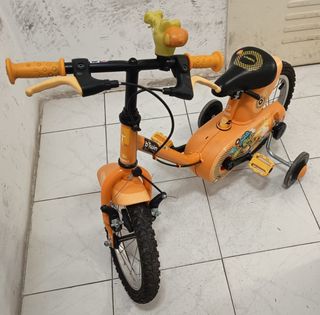 Bicicleta Btwin naranja para niños.