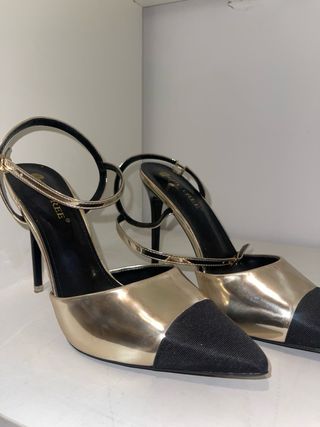 Tacones negros y dorados