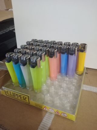 Lotto 28 accendini Clipper - colori assortiti