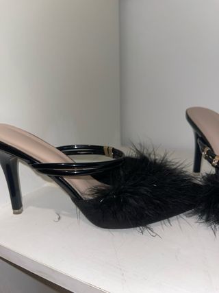 Tacones negros con plumas