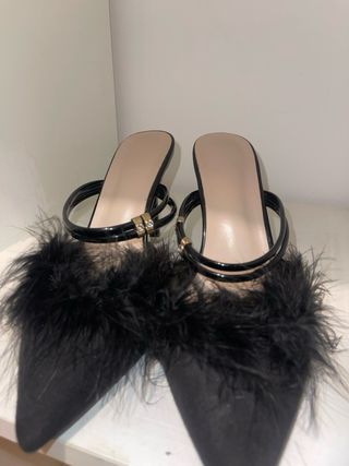 Tacones negros con plumas