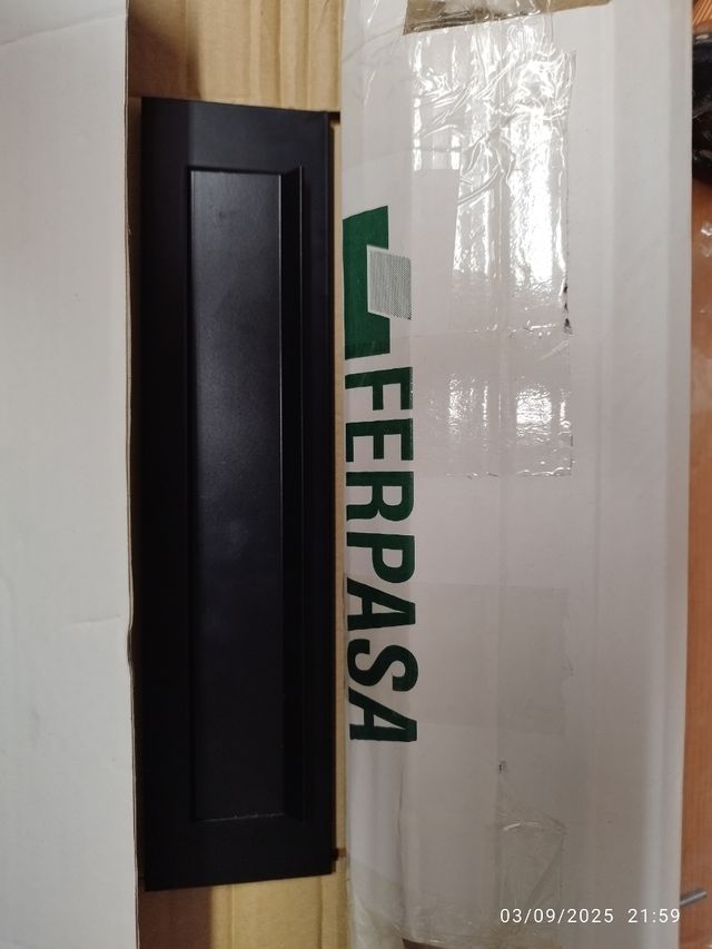 Buzón carta de metal color negro para puerta