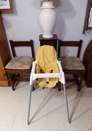 Cojín y soporte  trona Ikea 5€ Funda acolchada 12€