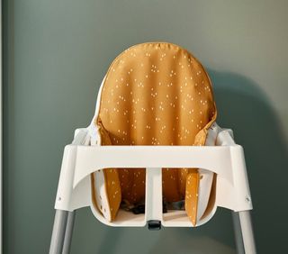 Cojín y soporte  trona Ikea 5€
Funda acolchada 12€