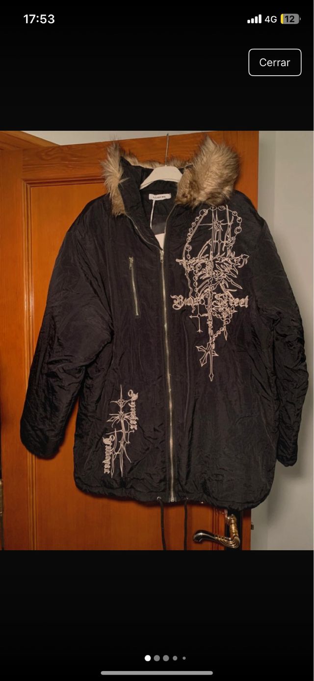 Chaqueta negra con capucha