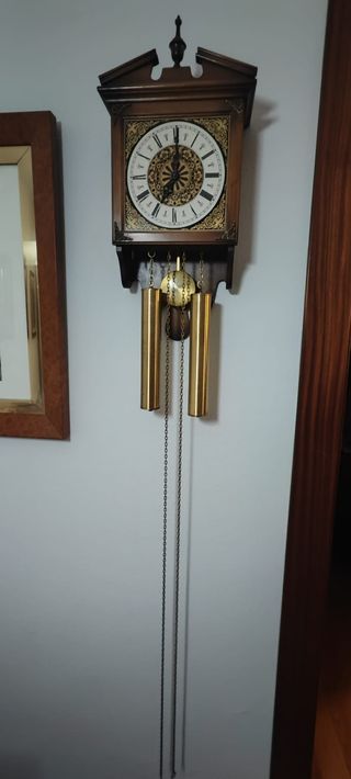Reloj antiguo de pared con péndulo
