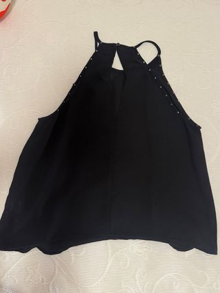 Blusa negra tirantes Stradivarius c/tachuelas