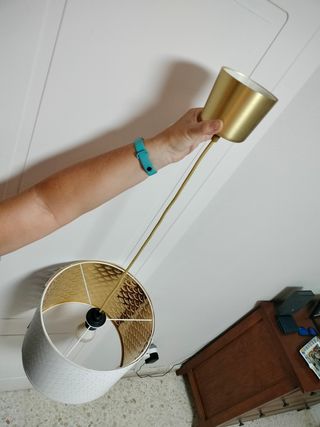 Lámpara techo dorada y blanca