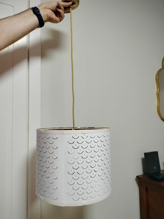 Lámpara techo dorada y blanca