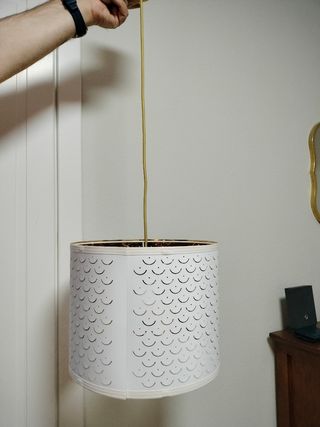 Lámpara techo dorada y blanca