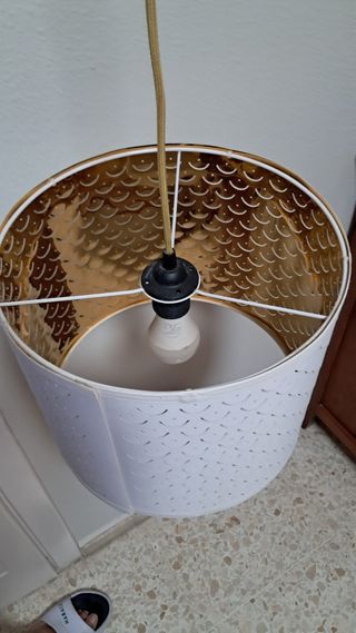 Lámpara techo dorada y blanca