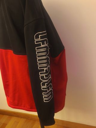Sudadera negra y roja