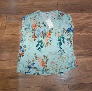 Camiseta floral verde agua