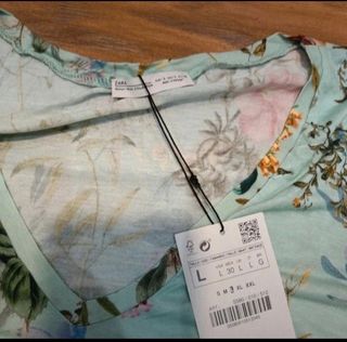 Camiseta floral verde agua