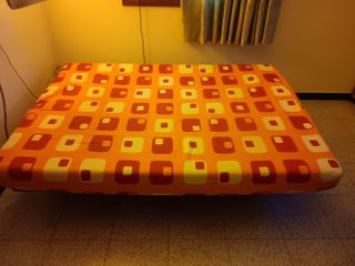 Sofá cama plegable beige y rojo