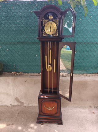 Reloj de pie antiguo