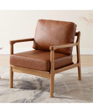 Butaca marrón de cuero sintético y madera