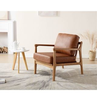 Butaca marrón de cuero sintético y madera