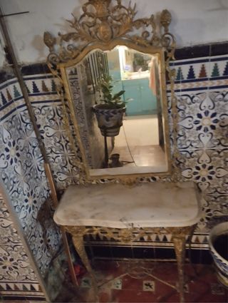 Recibidor antiguo con espejo