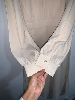 Vestido beige con mariposa