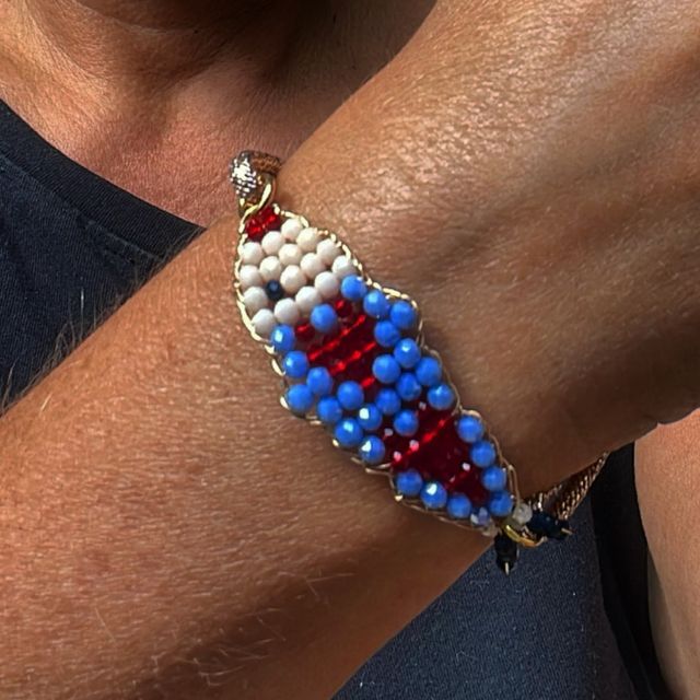 Pulsera de cuentas rojas y azules