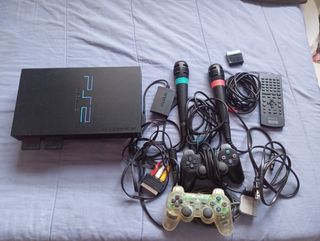 PS2 (PlayStation 2) + 2 mandos + 2 micrófonos