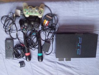 PS2 (PlayStation 2) + 2 mandos + 2 micrófonos