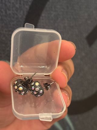 Pendientes negros con pedrería multicolor