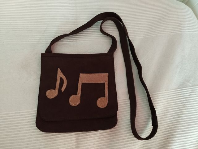 Bolso artesanal marrón notas musicales