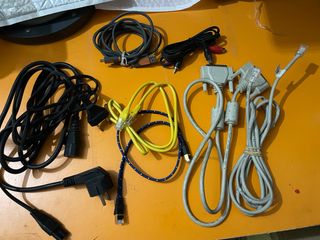Cables varios de informática, disquetes y ratón