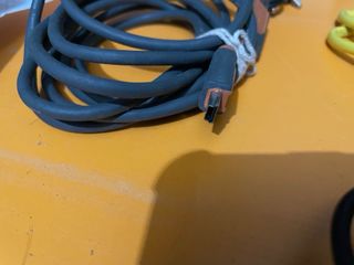 Cables varios de informática, disquetes y ratón