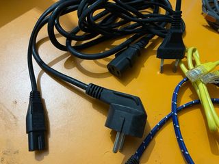 Cables varios de informática, disquetes y ratón