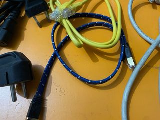 Cables varios de informática, disquetes y ratón